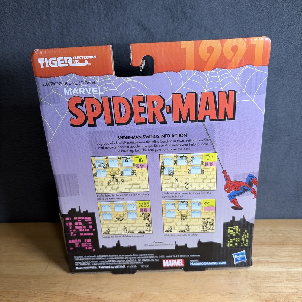 2021 Tiger Electronics Marvel Spider-Man Electronic LCD Handheld Video Game New - Picture 2 of 4